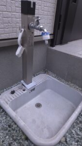 一戸建てには便利な外水栓がある。汚れ物はここで洗えるのが意外と便利。